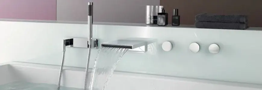 Robinets de baignoire avec l’eau en cascade Promo Stagionale