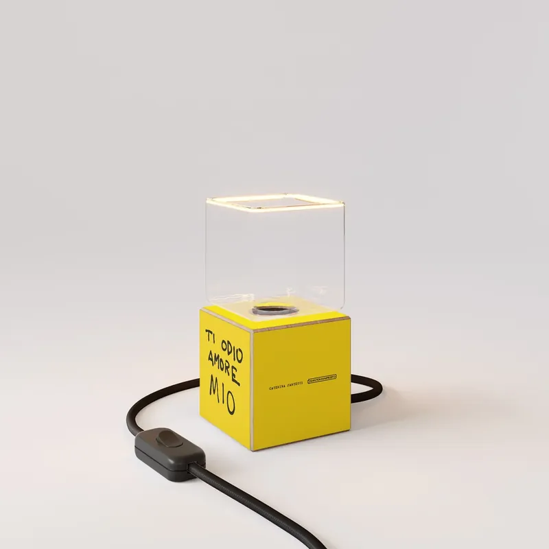 Cubetto table lamp with US plug, “Ti odio amore mio” Ghost bulb - Santomanifesto Non Perdere