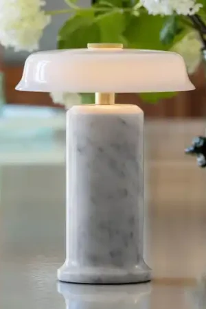 Lampada LED da tavolo ricaricabile Trip No. 2, carrara/bianco, marmo, vetro Direttamente Dal Produttore