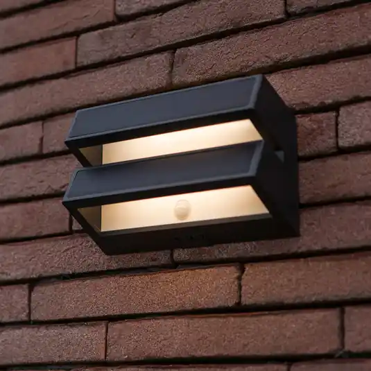 Promo Stagionale Applique da esterni LED e solare BARLO, grigio scuro, 21 cm, sensore, IP54