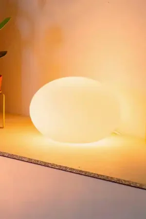 Compra Adesso Lampada LED da tavolo Philips Hue Smart Home Flourish, bianca, RGBW, CCT