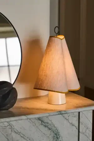 Saldi Lampada da tavolo LED ricaricabile Gubi Hornbæk, beige/giallo, tela