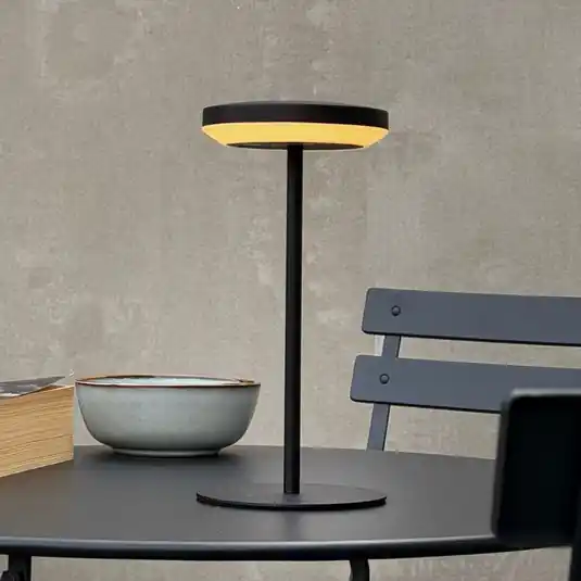 Compra Oggi Stesso Lampada LED da tavolo solare Dyberg Larsen Otera, nera, 25 cm, IP44