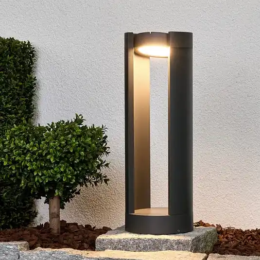 Lucande Lampioncino LED Dylen, grigio, metallo, 50 cm, IP65 Spedizione Espresso