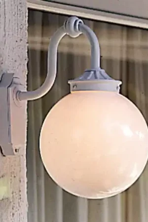 Compra Online Elegante lampada a muro da est. Arcturus in bianco