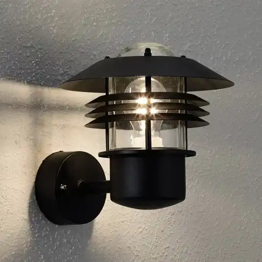 Novità elegante lampada da parete esterna Vejers, nera