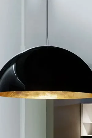 Novità Oluce Sonora - lampada a sospensione semicircolare nero-oro