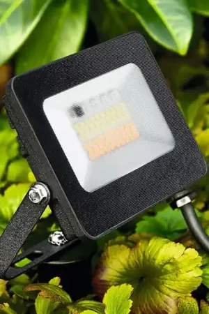 Di Tendenza Faretto da esterno a LED Kingston con picchetto a terra, RGBW