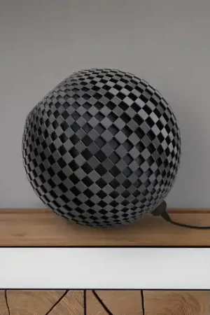 Lampada tavolo intreccio, sfera adagiata, grafite Di Tendenza