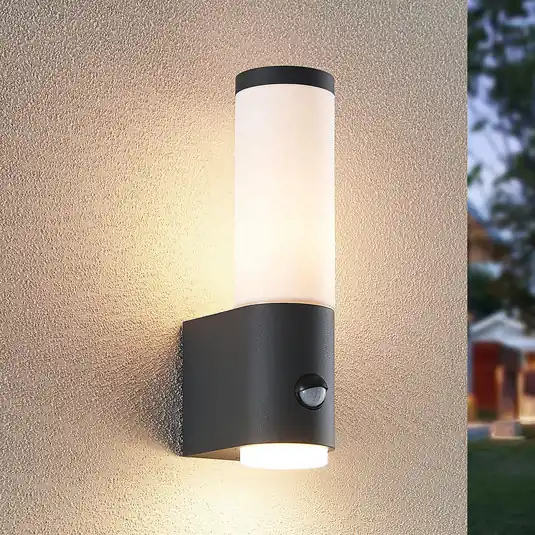 Lindby Okari applique esterni con sensore, dritta Pagamento Sicuro