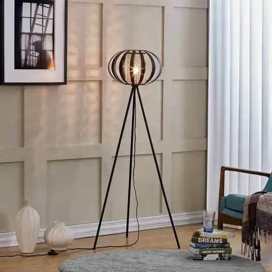 Economico Lampada da terra Lindby Tamira, nera, rattan, altezza 143 cm, E27
