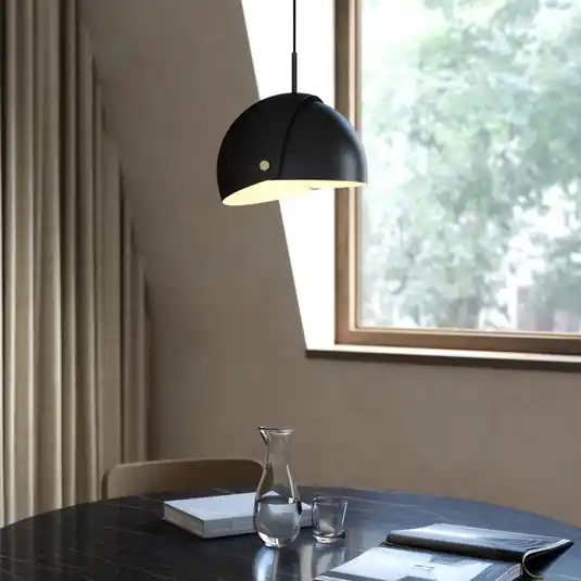 Acquista Ora Lampada a sospensione Align con paralume mobile, nero