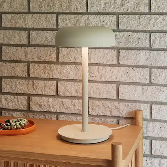 Solo Oggi Hübsch Lampada da tavolo LED Velo, beige sabbia, ferro, policarbonato