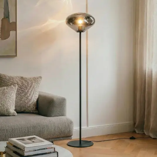Lindby Piantana Lelia, grigio fumo, vetro, metallo, 150 cm Promozione