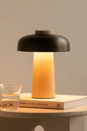 Sconto Audo Reverse lampada da tavolo a batteria, sabbia/bronzo, pietra, 24,5 cm