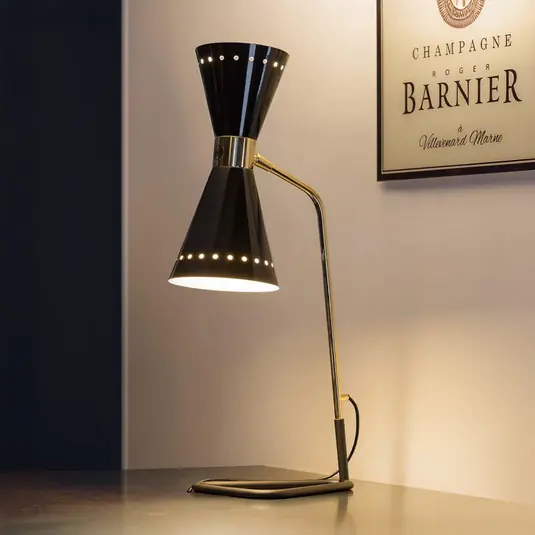 Lampada da tavolo Stilnovo Megafono, nera, altezza 62 cm, metallo Reso Gratuito